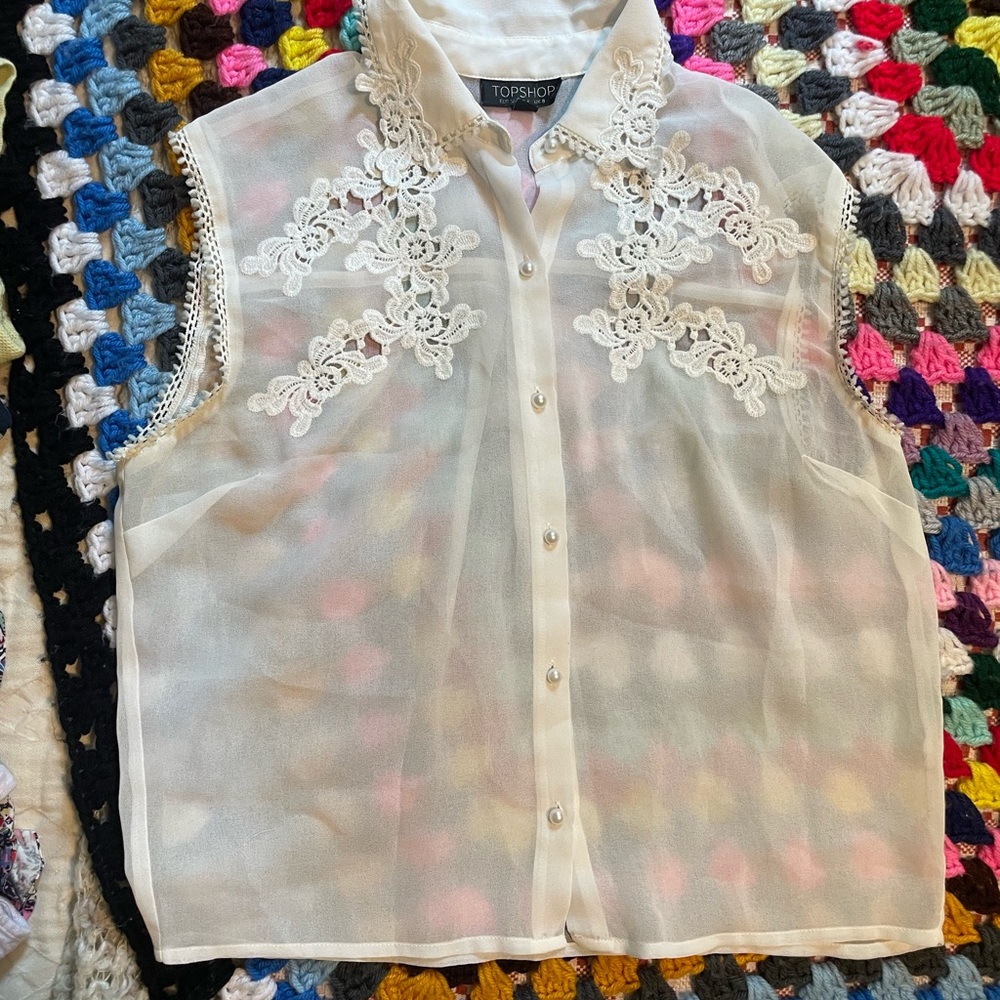 Cute sheet sleeveless button up with lace Vintage